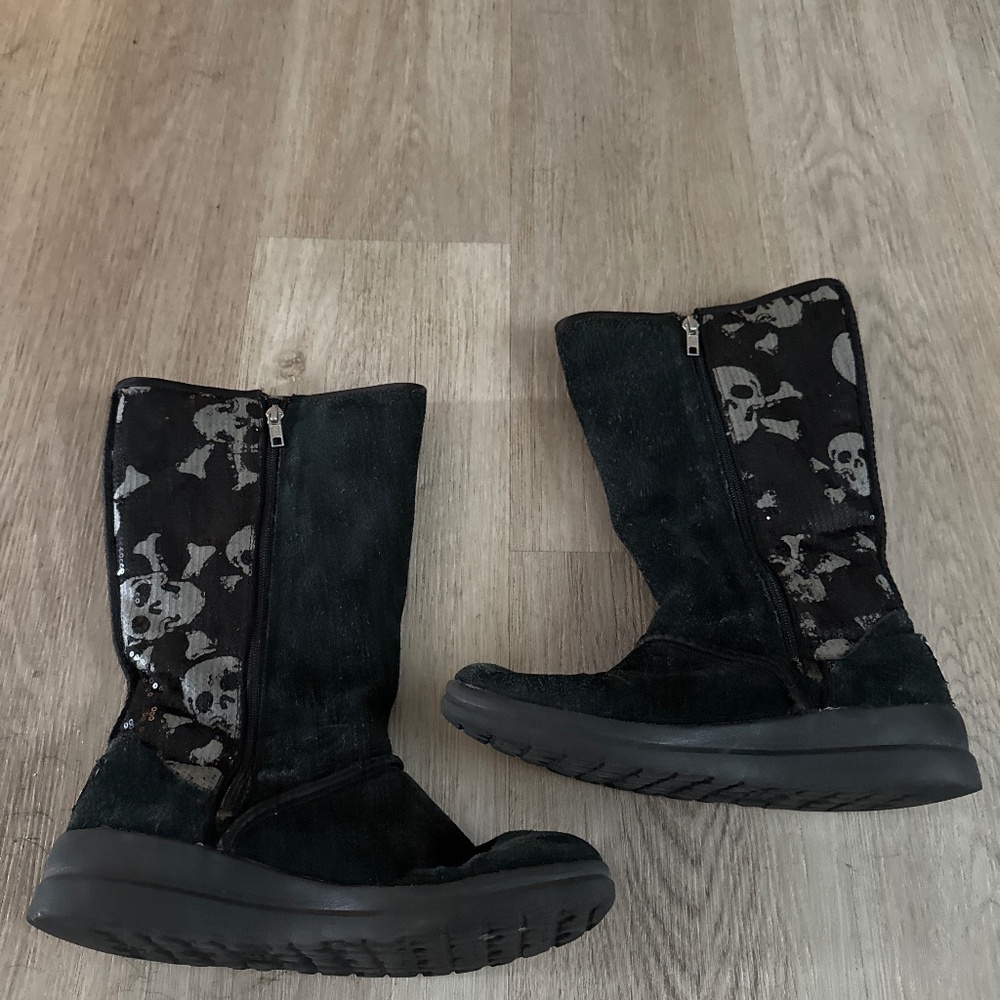 Vintage UGG skull boots